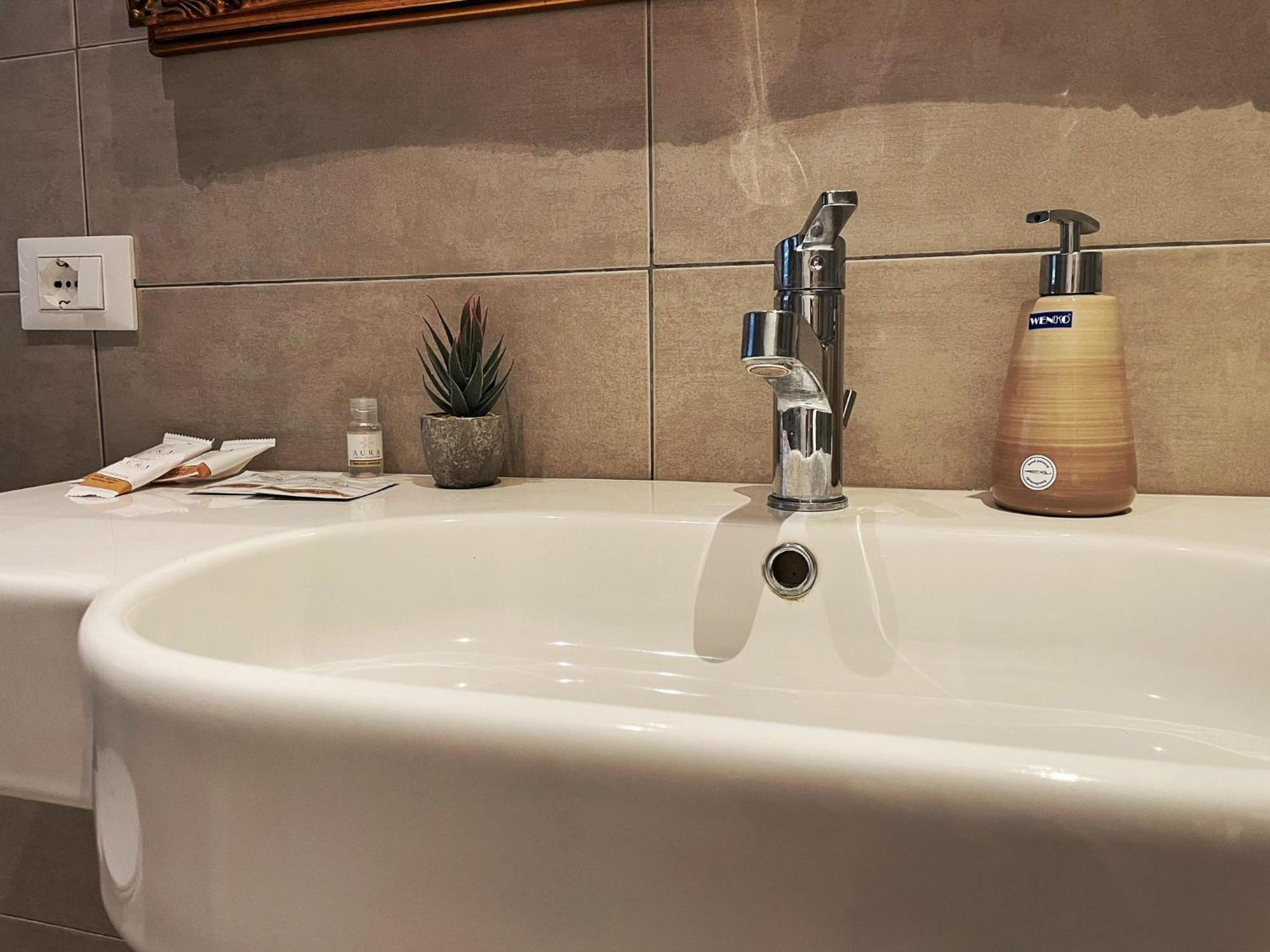 Alla Scaletta - Stanze Con Bagno Privato E Wifi A Pochi Passi Dal Duomo Mirandola Kültér fotó