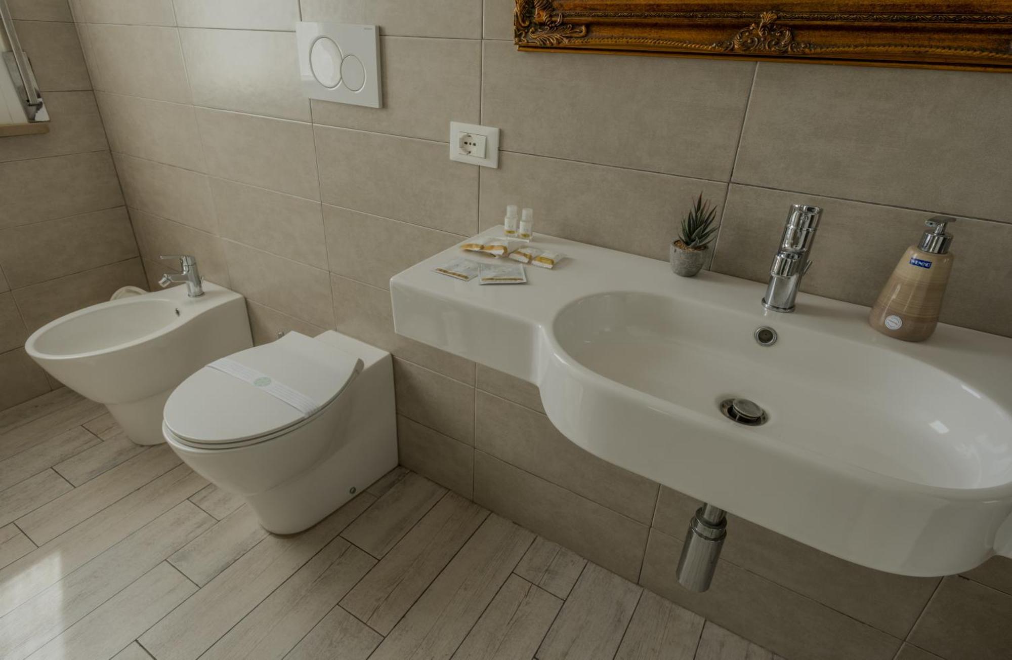 Alla Scaletta - Stanze Con Bagno Privato E Wifi A Pochi Passi Dal Duomo Mirandola Kültér fotó